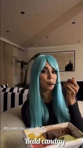 Hande Erçel’s new hairstyle and look at last night’s party caught everyone’s attention