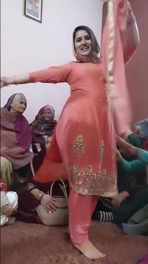 Hot Beautiful Pakistani Aunty Dancing In Tight Salwar Kameez On Wedding Bhabhi Dance #salwarkameez