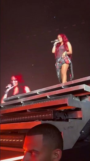 Karol G avoids the embarrassment of her life during a concert 😱