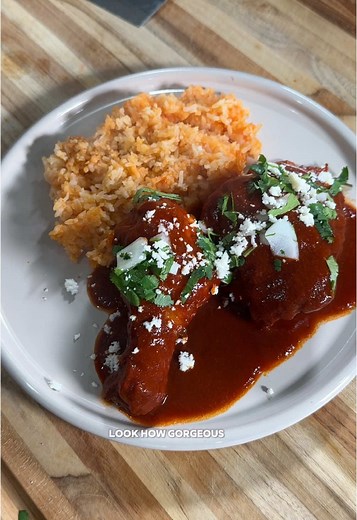 Pollo en Salsa Roja: Quick and Easy Mexican Recipe
