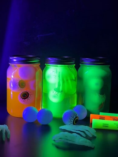 Glowing Eyeball Jar Dollar Tree Halloween Craft . . . . #cheaphalloweendiy #diycostume #halloweencraft #budgethalloween #halloweendecor #halloweendiy #diyjars #diylanterns #cheaphalloween #halloweencrafts #diydecor #jarlights #halloweenideas #easyhalloween #diytutorial