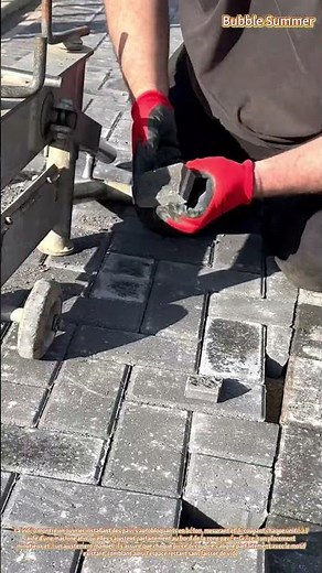 Découpe et ajustement de pavés pour terminer le bord du trottoir
