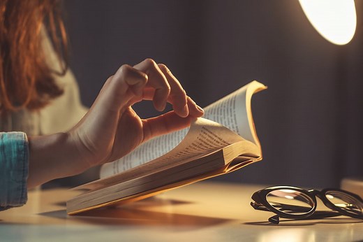 Luz cálida o fría para leer: cuál cuida mejor la vista y reduce el esfuerzo visual