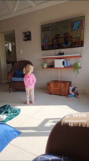 I love getting videos of itshomi zam!!! warms my heart! multilingual kids benefit from: Cognitive Flexibility: Learning multiple languages enhances a child’s ability to think more creatively and solve problems, as they can switch between different language systems. Improved Memory: Multilingual children often have better memory skills due to the constant practice of retaining and recalling vocabulary and grammar from different languages. Better Academic Performance: Studies show that multilingua