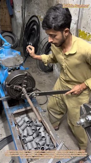 Fabrication de ressorts : enroulement de fil métallique sur une machine à tour