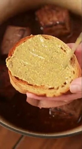 Belgisch Stoofvlees 🍖 Het Originele Recept – Smelt op je Tong! | #shorts