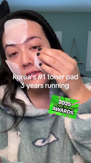 Olive Young winner for best toner pad three years in a row. If you get regular breakouts or acne, check out these madecassoside blemish pads by @MEDIHEAL. #acnetonerpads #oliveyoung #madecassosideblemishpad #koreanskincare #howtogetridofacne