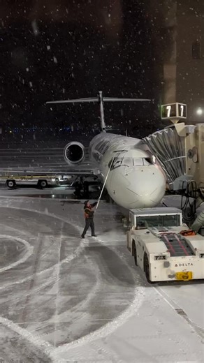 There's always something to do in a snowfall! #snowday #PilotLife #pilot | Aviation-knowledge