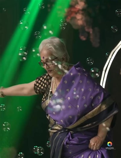 Veteran actress Kalpana Iyer has broken the internet by dancing to her 1981 chartbuster ‘Ramba Ho’ at a family wedding. Performing the iconic moves after 45 years, the star proved age is just a number, leaving guests and netizens in awe of her timeless grace and energy. #KalpanaIyer #RambaHo #Bollywood Video source: opulenns/IG ---------------------- Disclaimer: The reproduced video or photo content is used under the fair dealing provisions of Section 52 of the Copyright Act, 1957 for news repor