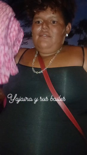 me encuentro con la colocha y que llegué a la plaza de libertad estaba bien arreglada y bien bañada y bien aseada y me dijo que mañana se va con 7000 mujeres a celebrar el Día del amor y la amistad porque ella lo quiere mucho le da besos tronado dice hasta se lo come a beso y miren Cómo ha quedado los labios en 7000 fbreels #viral #ElSalvador #baile#Yajairaysusbailes #reels #Entretenimiento #PlazaLibertad #fbreels #viral #Entretenimiento #ElSalvador #colombiana #elsalvadoresbello #baile | Yajair