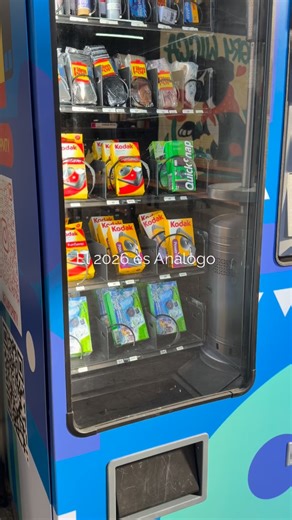 El 2026 es analógico… 📸🎞️ Estamos convencidos de que este año además de los viniles queremos hacer del Meta un lugar más analógico, por ello estrenamos nueva maquina dispensadora x @filmpopmty , con variedad de rollos de 35 mm y 120 mm, así como cámara desechables y accesorios. ¡Te invitamos a capturar tus momentos más preciados! | Metapatio