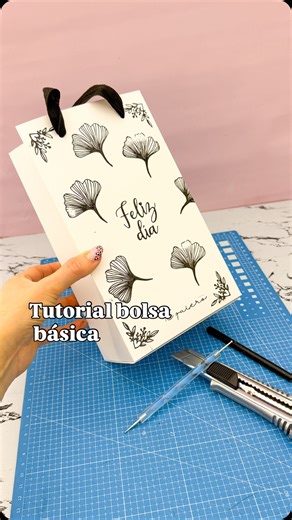 🚀 Tutorial bolsa básica. #video7 de básicos de la papelería con este diseño siempre util. ⚠️ Importante guardarlo!!! 🔊 Subi el volumen que te dejo muchos tips. Que te sea útil Lili 👑 #empaques #diys #tutorials #tutoriais #videoviral #hechoconamor♥️ #handmade | La Reina del Tutorial
