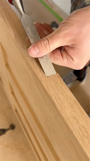 How to install a door hinge with a router. #carpentry #construction #diy #asmr #woodworking #oak