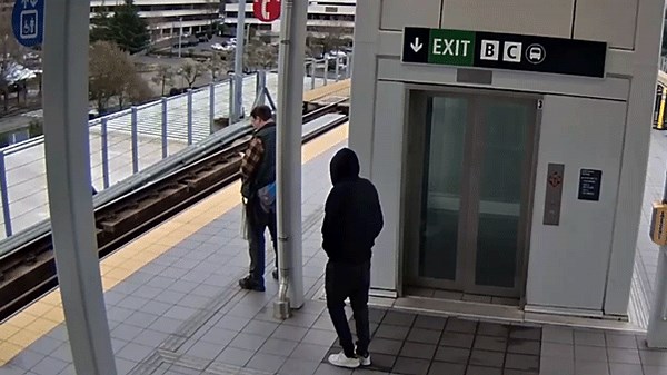 Video shows man trying to push stranger into arriving train