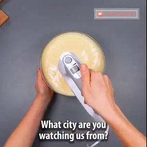 87K views · 1.1K reactions | A trick “stolen” from the pastry shop! Cake with apples, powdered using the…plate Ingredients: eggs - 4 pieces lemon juice - 30 ml (1 fl oz) sugar - 200 g (7 oz) apples - 4 pieces oil - 30 ml (1 fl oz) lemon zest - 26 g (0.94 oz) flour - 300 g (10.6 oz) baking powder - 10 g (0.35 oz) apples - 2 pieces are grated apples - 2 pieces are sliced IN THE OVEN 180 °C (356 °F)/40 MIN Tray size 25 cm (10 in) powdered sugar - 30 g (1 oz) | Appetizing.tv | Facebook