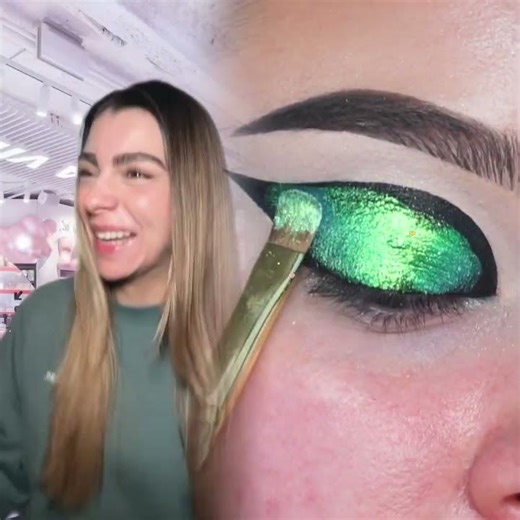 Yo cada vez que veo una oferta del Black Friday! Ayuda, caigo en todas 😭😭 Insta car.delorenzo