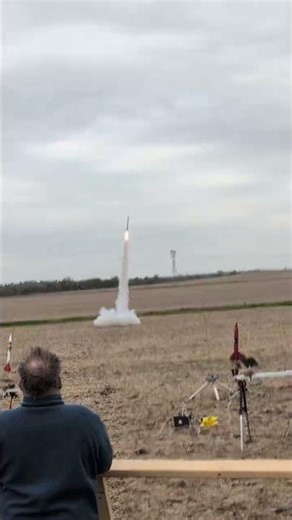 High powered rocket on a Aerotech I211, what a cool motor! #rocket #rocketry #shorts