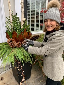 WINTER OUTDOOR PLANTERS DONE 2 WAYS - Walnut Kitchen