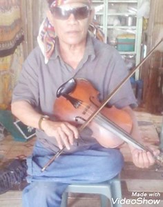 Anduh e amahkoo😭 4years na kaw nanaikod kamuh, Makamiss tuud in buhih pakaw amah😥 Way hinang mo daing cn mag pakatawa ha tao, Damikyan ha biyah kamuh pamilya mo sobra tuud in kasilasa mo😥😥😥 Pattah dakuman amah, ibn tingug mo in pag dungug dungugon ko.. Bang takaw tumtumon na sah ako dumungog cn kissa2x mu eni, Amora kuman tingug mo blasting2x in nakabin dii ha babaw dunya😭😭😭 Hawnu mankaw bihaun, kalasahan namoh kaw dunya ahirat😩😢😥😭😭😭💔 | Indah Dhel Vlog