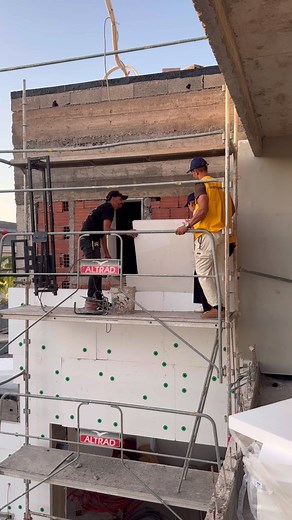 On a passé une journée au chantier avec les ouvriers 🤩 Comme ça on pourra dire plus tard que notre maison de rêve, on l’a pas juste financé, mais on a participé à la construction 😜 On s’est donné cinq mois pour finir 🏗️, à votre avis, on va y arriver ?