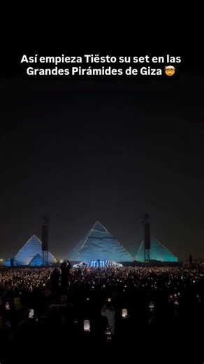 Electronic Music is love on Instagram: "Tiësto protagonizó un show histórico en las Pirámides de Giza, transformando uno de los escenarios más emblemáticos del mundo en un punto de encuentro global para la música electrónica. La escala de la producción y el contexto elevaron la actuación a algo mucho más grande que un simple DJ set. El set arrancó con su nuevo track "Bring Me To Life", reafirmando su conexión con el trance y sus raíces musicales. Con las pirámides como fondo, el contraste entre
