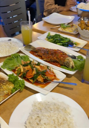 Buka puasa with family laki. Alhamdulillah. Bahagi2 masa sebab cuti rabu je. Nak harapkan sebulan puasa habis masa dekat kedai je. 🤣😍😘🥰 #bukapuasa #fyp