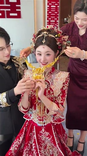 This Chinese wedding dress is so beautiful that it kills me ....#Flowers as clothes#Dragon