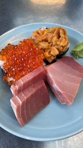 りょうくんグルメ | 【大阪 居酒屋とよ】 立ち飲みの店内で名物の大将のパフォーマンスが楽しめる。オープン20分前到着20人待ち。 刺身の盛り合わせは2人前から。 穴子が1番うまい。 大将の近くのテーブルになったらラッキー。 大阪府大阪市都島区東野田町3-2-26 【Osaka Izakaya... | Instagram