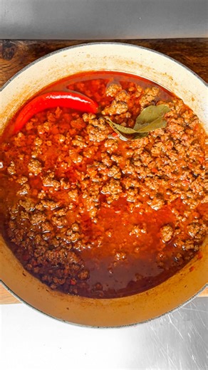 Chili Con Carne, Pico de Gallo 🌶️ Proper one-pan weeknight dinner. 1 white onion, finely chopped 4 cloves garlic, grated 1 whole red bell pepper, diced (1 cm pieces) Salsa (Pico de Gallo) 3 whole tomatoes, finely chopped 1 red onion, finely chopped 1 bunch of coriander, finely chopped 1 garlic clove, grated Salt (to taste) 20ml cherry vinegar 60ml olive oil Sugar (to taste) Main Dish (One-Pot Chilli) 2 tbsp oil (for cooking) 500g ground beef Salt (to taste) Black pepper (to taste) 1 whole cayen