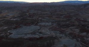 ベントナイトヒルズの空中ドローンのビュー。米国ユタ州の火星のような砂漠の風景