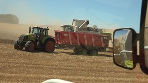 3.3K views · 41 reactions | Cet été, nous réalisions un test comparatif entre une CLAAS Lexion 480 et une 740. Ce test est à retrouver dans notre magazine Matériel Agricole - Le magazine 100 % Machinisme Equipement Entreprise n°26 du mois de novembre 2018. | Matériel Agricole - Le magazine 100 % Machinisme | Facebook