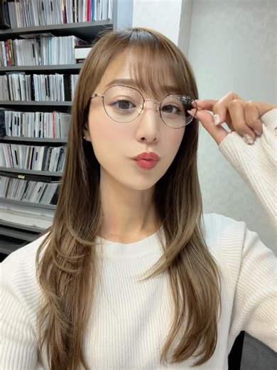 佐々木もよこ on Instagram: "新年1発目のFM NACK5「カメレオンパーティー」 ありがとうございました😊✨ 今日のわたしのコーナーでは、 冬休みおすすめ映画３選をご紹介しました🎞️ ゲストにはお友達の飯塚さきちゃんが来てくれて、お相撲トークができて嬉しかった🥰💓 聴いてくださったみなさま、ありがとうございます✨ 年始最初の礼央さんとのツーショット📸"