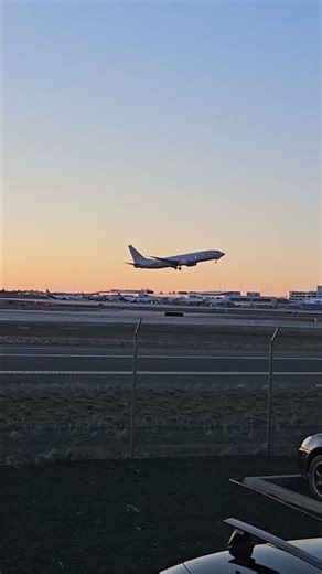 P8 poseidon flying the pattern