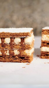 Une Masterclass, une création : Le Millefeuille vanille Retour en images sur le Millefeuille à la française, que nous abordons la plupart du temps au cours de la thématique “Vanille” 😄 Nous le réalisons avec un feuilletage inversé, fondant en bouche, garni de crème pâtissière riche en vanille de Madagascar que nous foisonnons deux fois afin de la rendre très onctueuse 🤤 On vous le prépare dans sa version la plus simple sans topping, ou garni de praliné 69% amande noisette pour les plus gourman