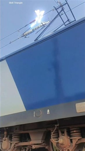 Why Pantograph Does Not Get Grooves Due To Overhead Lines-5131C1