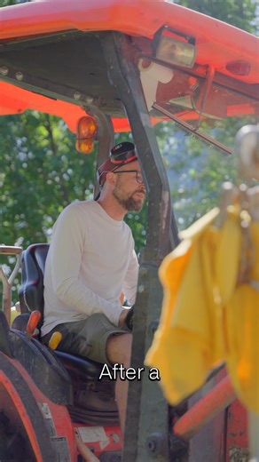 L’entretien des terrains au Cimetière 🌱 Saviez-vous que l’entretien d’une concession ne s’arrête pas à l’inhumation? Au Cimetière, les inhumations sont réalisées tout au long de l’année, été comme hiver. Entre l’enterrement, la récupération de terre, le nivellement du terrain, l’ensemencement et la repousse du gazon, il faut compter plusieurs semaines avant que le sol retrouve son apparence d’origine. 🤍 Derrière ce travail, plusieurs équipes veillent à préserver le respect et la dignité du lie