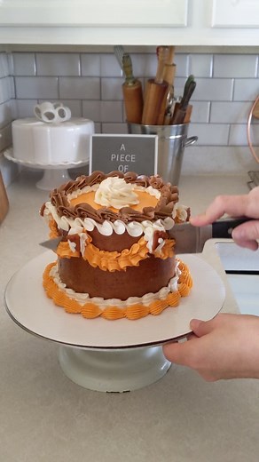 Cutting a 6 inch cake tier to get 16 pieces #apieceofcakebydolores #dallastx #rockwalltx #heathtx #rockwallsmallbusiness #homebakery #fatetx #cakedecorating #cakereels #smallbusiness #cakecutting #caketutorial | A Piece of Cake