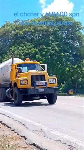 ¿Qué lleva el tanque del R600 del chofer de la vieja escuela?