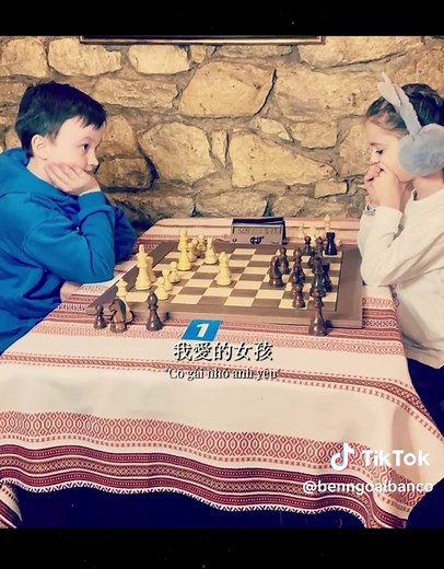 Chơi Cờ Vua: Misha và Bé Thỏ Đối Đầu