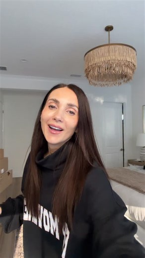 Anna Monteiro on Instagram: "What’s in the box? Cold weather wardrobe staples, cozy faux fur mules, new workout gear and more Write BOX for details ❤️ https://liketk.it/5Don5 #ltkootd #ltkmomlife #ltkgrwm"