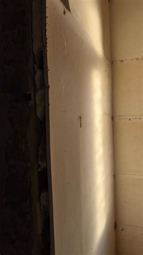 🐀 Voici une idée des dégâts que peuvent causer des rongeurs dans l'isolation d'une cloison (ici en polystyrène). On néglige souvent les conséquences d'une infestation de rongeurs dans une maison : - Dégâts électriques ⚡️ (risque d'incendie), - Dégâts sanitaires 💉(vecteurs de maladies), - Dégâts d'isolation ❄️ (nécessitant ensuite des travaux conséquents). ☎️ 06 29 61 15 34 #Dératisation #Rongeurs #Danger #hygiène #loiret #idn | IDN - Intervention Destruction Nuisibles