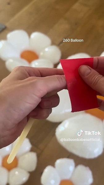 Super easy method to add mylars into your garlands 💛 | Balloon Garland