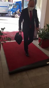 Das NH Collection Wien Zentrum hat heute wieder den Teppich für seine Gäste ausgerollt :) Das morgendliche High-Five gibt es nur noch mit Plexiglasscheibe ;) | NH Collection