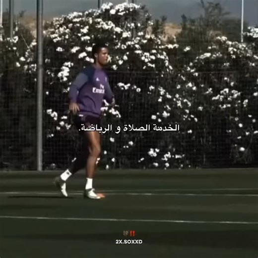 𝐢𝐭𝐳._.𝐚𝐦𝐢𝐧𝐨❤️😘 on Instagram: "电影 《泰坦尼克号》（Titanic） 于1997年上映，通过杰克与露丝命中注定的爱情故事，展现了即使在悲剧之中也能长久留存在人们心中的情感深度。导演詹姆斯·卡梅隆并没有一味追求华丽的视觉效果，而是更专注于人物内心的情感，这种风格即使在今天重看，依然能悄然打动人心。比起船只沉没的壮观场面，人们记得更深的，往往是两人彼此凝视的那些瞬间。 而真正将这种情感推向完整的，是席琳·迪翁的歌曲 《My Heart Will Go On》。初听时旋律平缓温柔，但在不知不觉中，情绪便慢慢高涨，直至充满胸口。尤其是后半段逐渐增强的嗓音，总会让人联想到电影中杰克与露丝的最后场景，心里不免泛起一阵凉意。很多人都会说：“不知道为什么，一听到这首歌，那个画面就会自动浮现在脑海里。”这正说明了电影与音乐之间完美而自然的融合。 这首歌在1998年获得奥斯卡最佳原创歌曲等奖项，并不仅仅因为它的流行度，而是因为它确实承载了一个时代的情感。无论过了多久，它都不会显得过时。久违地再次听到这首歌时，总会让人产生一种奇妙的感觉，仿佛在一个安静的夜晚，