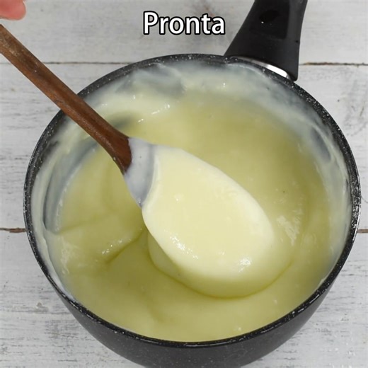 Crema pasticcera alla vaniglia, come prepararla velocemente e senza sprechi - perfetta anche con una fetta di pandoro https://blog.giallozafferano.it/ricettechepassione/crema-pasticcera/ | Ricette che Passione di Ornella Scofano