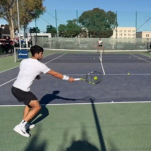 264K views · 1K reactions | Carlos Alcaraz alterne coup droit et revers sur chaque frappe avec un slice (en coup droit ou en revers) sur la troisième frappe.  Le décalage coup droit slicé sur la dernière frappe est beau. Le n°3 mondial s'entraînait avec Matteo Berrettini à Murcie.   Merci à IG/X/gerebito pour la vidéo. | Tennis Legend | Facebook