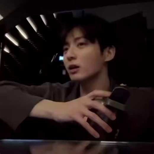 Imagina o nível dos comentários que ele deve ler… as pessoas precisam se situar. 😊🤍🖤🐰: Hoje em dia… tem muita gente estranha. Você vê um vídeo, depois vai ler os comentários… e aí, tipo… o bom senso… parece que muita gente tá completamente fora disso.