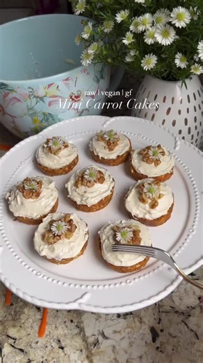 Raw Mini Carrot Cakes are pure bliss 🤩 they are the perfect treat for Easter (which is right around the corner eeeeek!) 🥕 I kind of have a thing for raw desserts… and carrot cake. They are the perfect balance of health and satisfaction. Vegan, gf, raw, no bake, and refined sugar free. Made with dates, walnuts, carrots and spices and topped with a super easy vegan cream cheese frosting. Soo moist and bursting with flavor. My family goes crazy for them (kid approved too), making them the ideal i