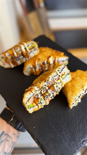 Aivaras Prokša on Instagram: "Sushi sumuštinis 🥪🍣 Reikės: - 1 pakelio Sushi ryžių - 1 v.š. ryžių acto - Cukraus - Druskos - Sushi lakštų - Pusės didelio prinokusio avokado - 200g sūdytos lašišos - Philadelphia tepamo kreminio sūrio - 3 v.š. kvietinių miltų (pilni) - 1 v.š. kukurūzų krakmolo - Vandens - Panko džiūvėsėlių - Aliejaus gruzdinimui - Azijietiško BBQ padažo - Sezamų ir sojos majonezinio padažo - Juodųjų sezamų sėklų Gaminimo eiga: 1. Išsiverdame ryžius, dedame ryžių acto, cukraus, dr