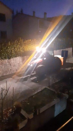 Pazin večeras 18.11.2025 u 17:10. Dakle i ove zime ponavlja se ista priča. Da očekuju se temperature ispod nule ali ki je tu lud zbunjen normalan. Cesta potpuno suha ne očekuje se snig u Pazinu mraz je normalna pojava zbog koje ni potriba posipat ceste. I ča je najgore ovo posipavanje od suhe ceste čini cestu mokrom i mazavom i klizavom i daleko opasnijom nego ča je bila prije posipavanja kako za vozače tako i za pješake. Sol se troši bez smisla bitno da se potroše šoldi a valjda se ča i zamrači